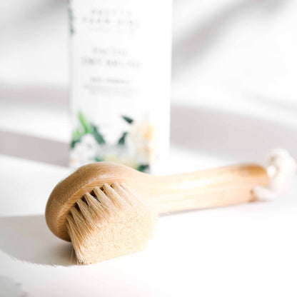 Pretty farm girl Dry Face Brush